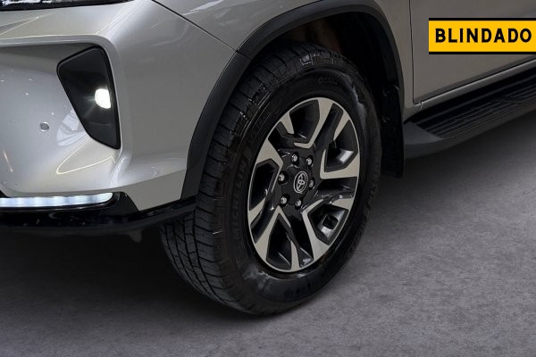 TOYOTA HILUX SW4 2.8 D-4D TURBO DIESEL SRX PLATINUM 7L 4X4 AUTOMÁTICO 2024/2024